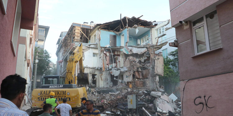 Eskişehir'de 3 katlı kerpiç bina çöktü