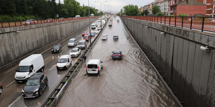 Eskişehir'de sağanak yağış; alt geçitleri su bastı