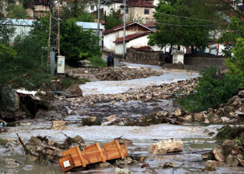 Eskişehir'de sele neden olan sağanak yaşamı felç etti