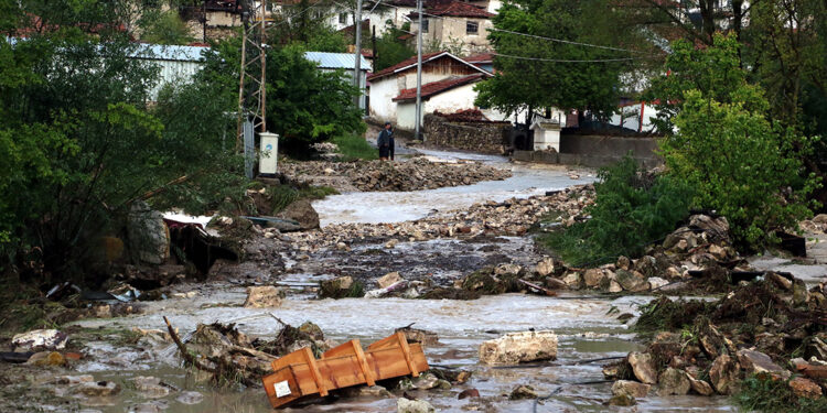 Eskişehir'de sele neden olan sağanak yaşamı felç etti