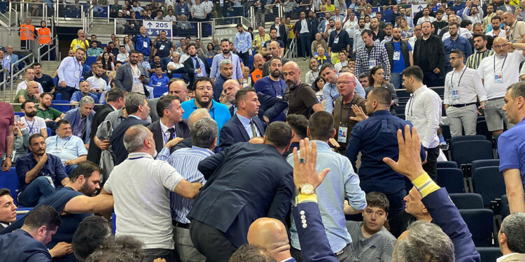 Fenerbahçe Olağan Mali Genel Kurulu'nda gerginlik