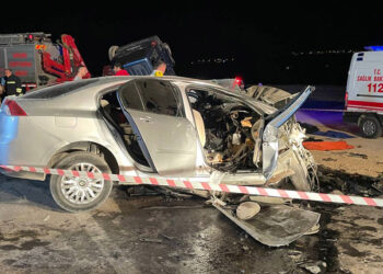 Gaziantep'te otomobil ile hafif ticari araç çarpıştı: 6 ölü
