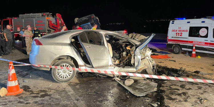 Gaziantep'te otomobil ile hafif ticari araç çarpıştı: 6 ölü