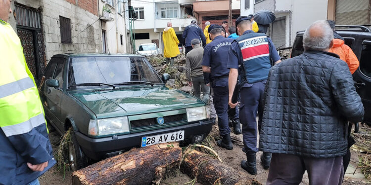 Giresun'da sağanak sele neden oldu