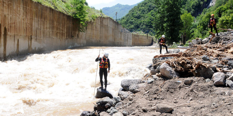 Giresun’daki heyelanda kaybolan kişi aranıyor