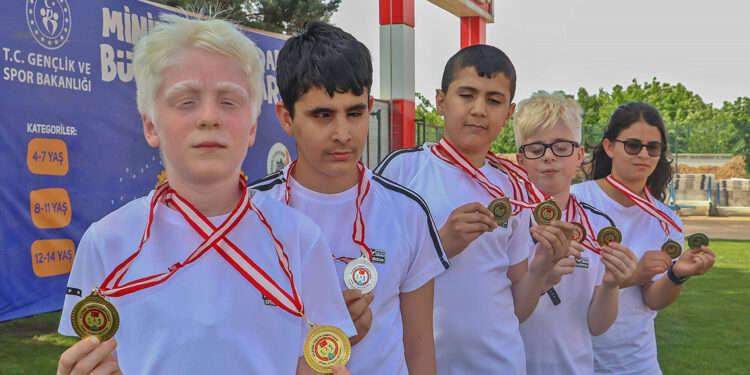 Görme engelli depremzede çocuklardan 9 madalya