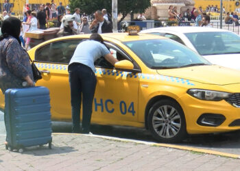 Güzergahı beğenmeyen taksiciler yolcuları indirdi