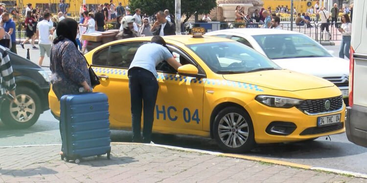 Güzergahı beğenmeyen taksiciler yolcuları indirdi
