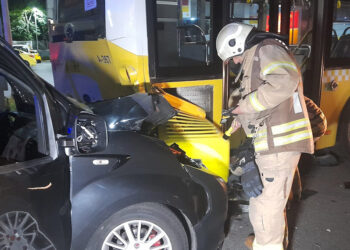 Hafif ticari araç İETT otobüsüne çarptı: 6 yaralı