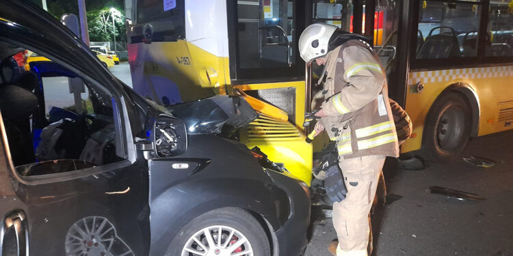 Hafif ticari araç İETT otobüsüne çarptı: 6 yaralı