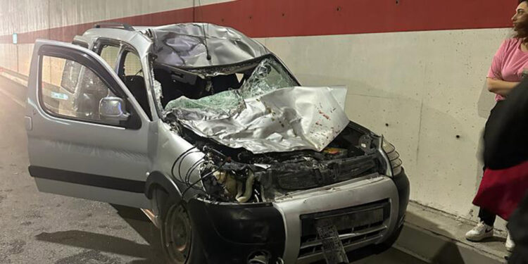 Hafif ticari araç ineğe çarptı: 3 yaralı