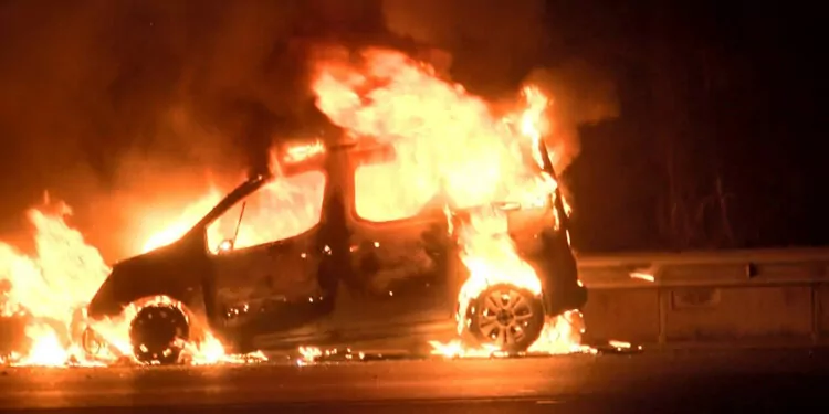 Hafif ticari araç yanarken karşı şeritte kaza: 3 yaralı