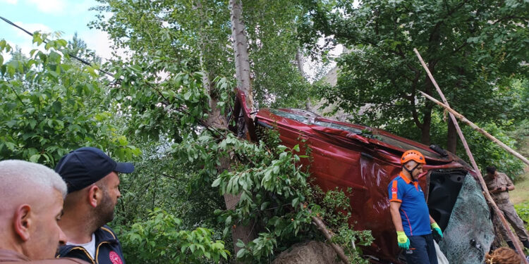 Harşit Çayı'na uçan hafif ticari araçtaki 2 kişi öldü