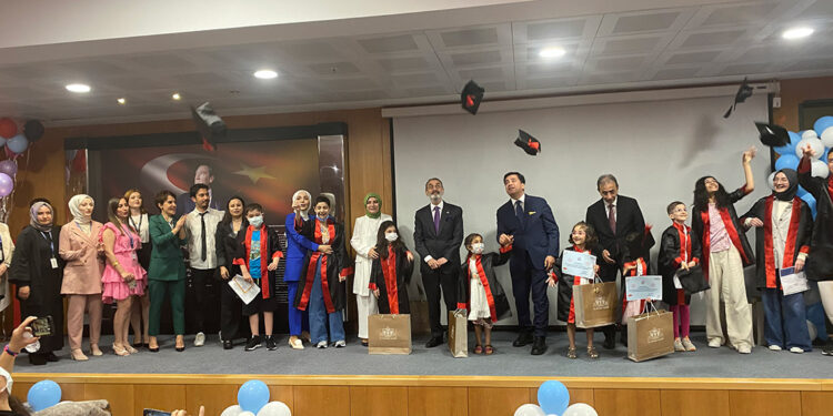 'Hastane Sınıfı' öğrencilerinin mezuniyet heyecanı