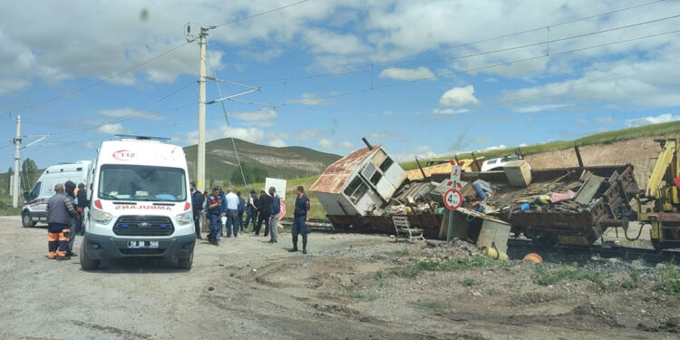 Hat bakım makinesi ile kamyon çarpıştı: 8 yaralı