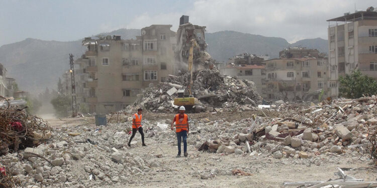 Hatay'da ağır hasarlı binaların yıkımı sürüyor