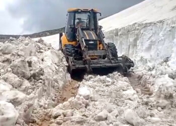 Haziranda karla mücadele; yaylanın yolu yeni açıldı