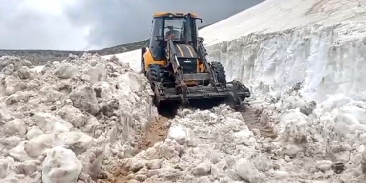 Haziranda karla mücadele; yaylanın yolu yeni açıldı
