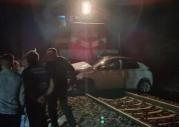Hemzemin geçitten geçen otomobile tren çarptı; 1 ölü