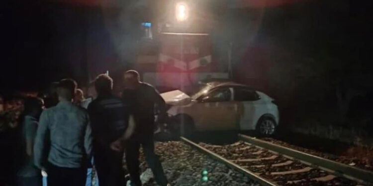Hemzemin geçitten geçen otomobile tren çarptı; 1 ölü