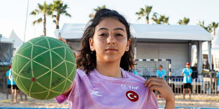 Hentbolcu depremzede Sena, şampiyonluğa hazırlanıyor