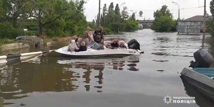 Herson bölgesinde polis devriye geziyor