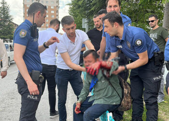 İki çocuğunu dilendiren baba, polise bıçak çekti