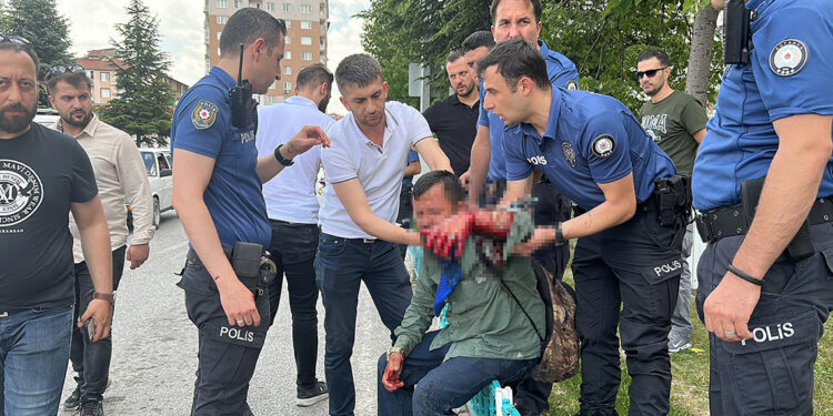 İki çocuğunu dilendiren baba, polise bıçak çekti