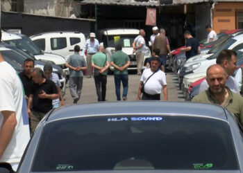 İkinci el oto pazarında bayram öncesi hareketlilik