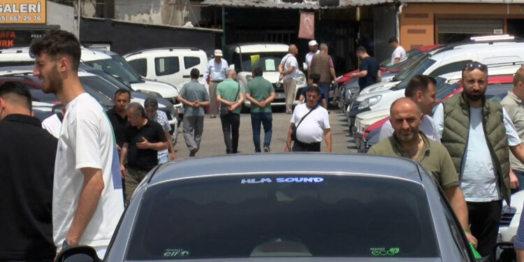 İkinci el oto pazarında bayram öncesi hareketlilik