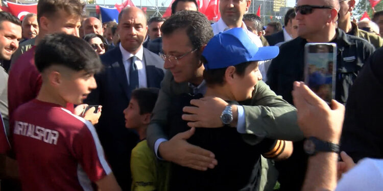 İmamoğlu Kartal'da stad açılışına katıldı