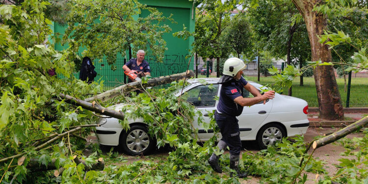 İnegöl'de sağanak ve fırtına