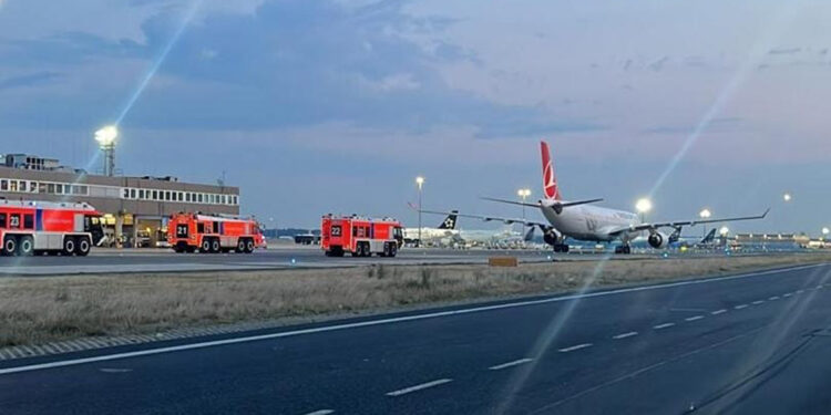İniş takımları kapanmayan uçak Frankfurt'a geri döndü