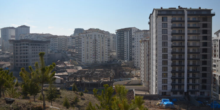İnşaat maliyetlerindeki artış müteahhitleri endişelendirdi