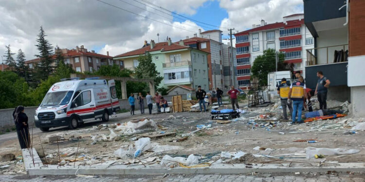 İnşaatın 4'üncü katından düşen işçi yaşamını yitirdi