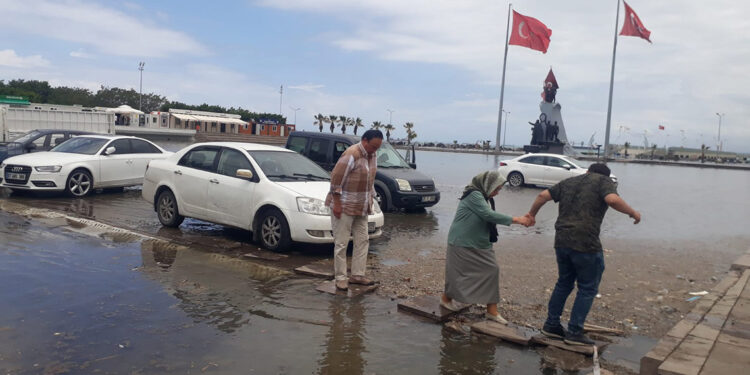 İskenderun'da lodos; kıyı şeridi yine su altında kaldı