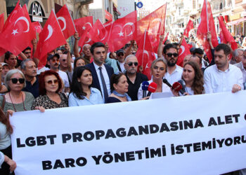 İstanbul Barosu önünde avukatlardan LGBT protestosu