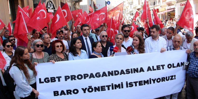 İstanbul Barosu önünde avukatlardan LGBT protestosu