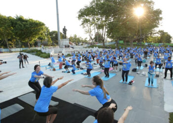 İstanbul Boğazı'nda Dünya Yoga Günü kutlandı