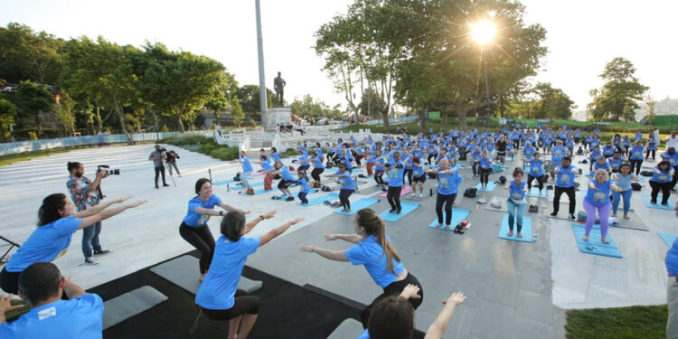 İstanbul Boğazı'nda Dünya Yoga Günü kutlandı