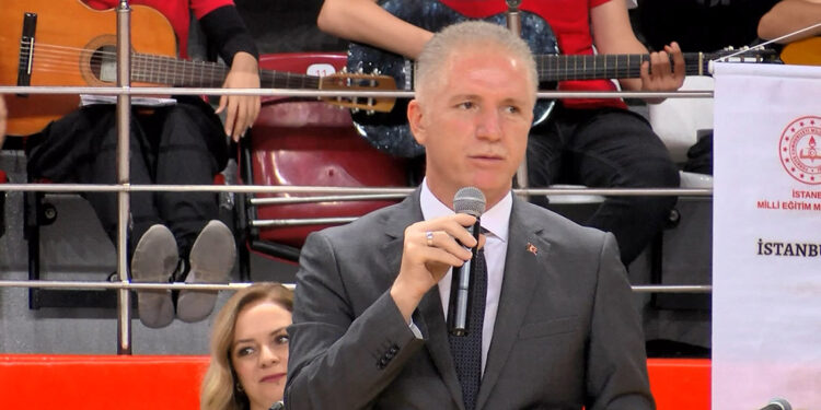 İstanbul Valisi Davut Gül gençlerle bir araya geldi