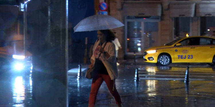 İstanbul'da beklenen yağmur gece saatlerinde başladı