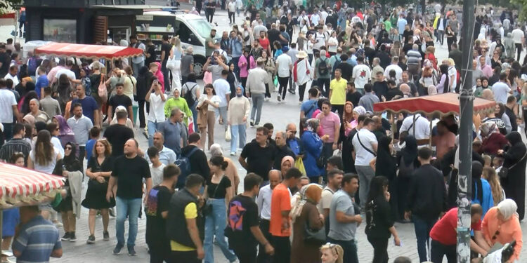 İstanbul'un tarihi mekanlarında bayram yoğunluğu 