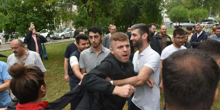 İzmir'de lgbt programına karşı gergin basın açıklaması