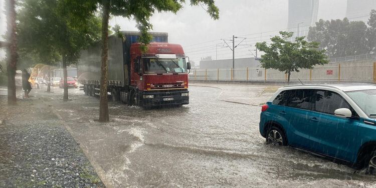 İzmir'de sağanak yağış etkili oldu
