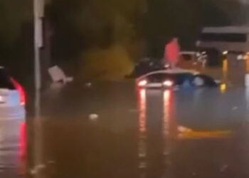 İzmir'de sel suları çok sayıda aracı sürükledi