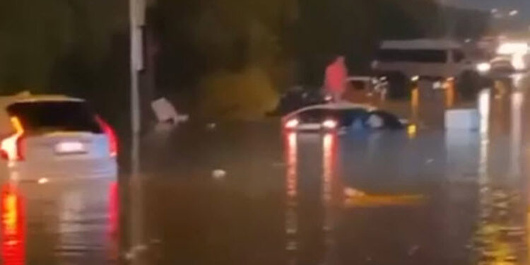 İzmir'de sel suları çok sayıda aracı sürükledi