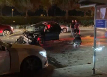 İzmir'de yarışan otomobiller kaza yaptı; anne öldü, bebeği yaralı