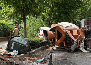 vKadıköy'de beton mikseri otomobillerin üzerine devrildi