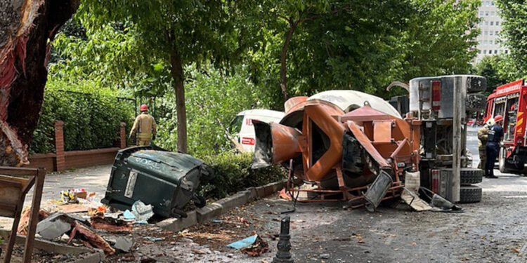 vKadıköy'de beton mikseri otomobillerin üzerine devrildi